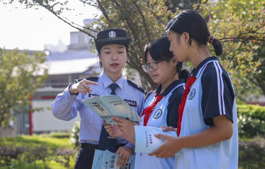 2025年9月15日，民警在貴州省銅仁市玉屏侗族自治縣黔東民族寄宿制中學給學生普及網絡安全知識。