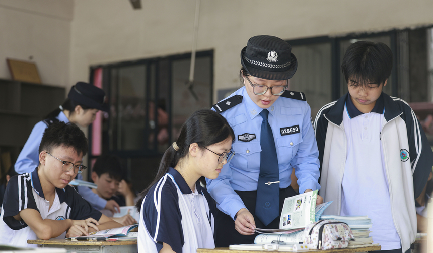 2025年9月15日，民警在貴州省銅仁市玉屏侗族自治縣黔東民族寄宿制中學給學生普及網絡安全知識。