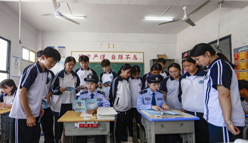 2025年9月15日，民警在貴州省銅仁市玉屏侗族自治縣黔東民族寄宿制中學給學生普及網絡安全知識。