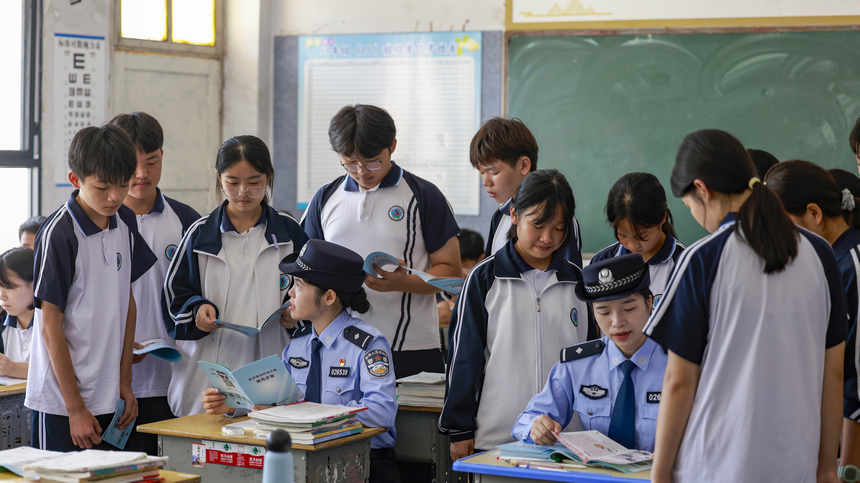 2025年9月15日，民警在貴州省銅仁市玉屏侗族自治縣黔東民族寄宿制中學給學生普及網絡安全知識。