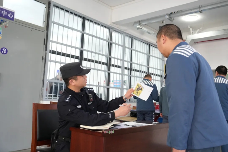 民警轉交云信。