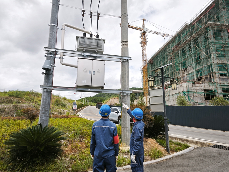 2、銅仁石阡供電局工作人員對困牛山村電力設施開展特巡。 任俊旭攝.jpg