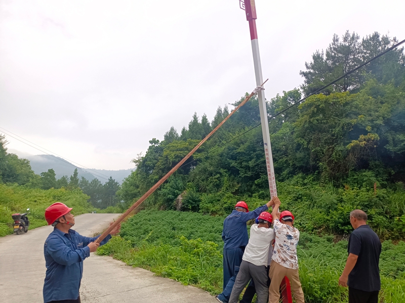 4、石阡供電局工作人員在困牛山村開展路燈建設。 王世遠攝.jpg