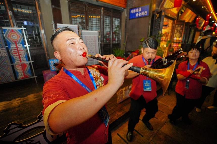 9月16日，在貴州省丹寨縣萬達小鎮，董氏嗩吶傳承人在吹奏嗩吶。