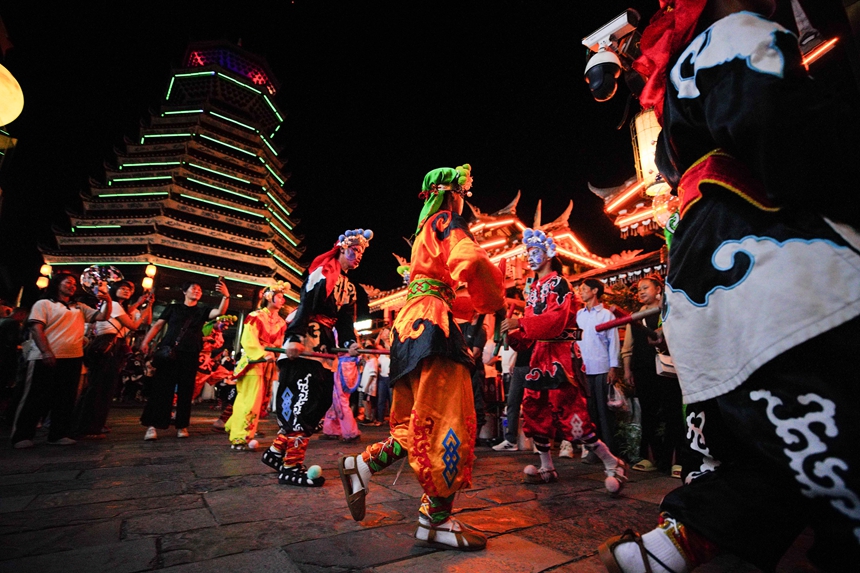 9月16日，在貴州省丹寨縣萬達小鎮，人們在觀看英歌舞表演。