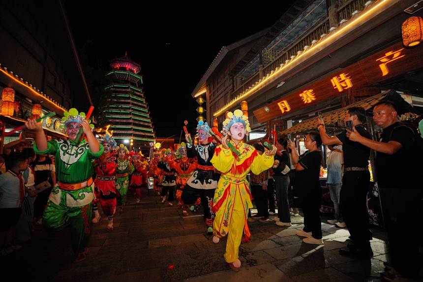 9月16日，在貴州省丹寨縣萬達(dá)小鎮(zhèn)，人們在觀看英歌舞表演。