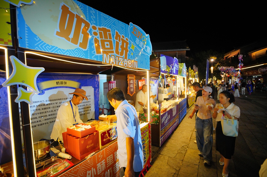 9月16日，在貴州省丹寨縣萬達小鎮，人們在品嘗美食。