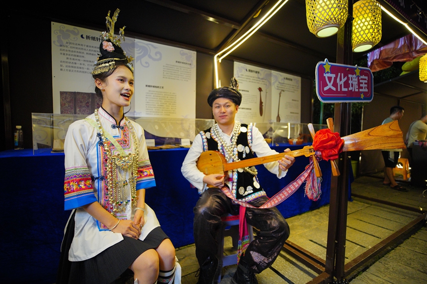 9月16日，在貴州省丹寨縣萬達小鎮，演員在彈唱侗族琵琶歌。