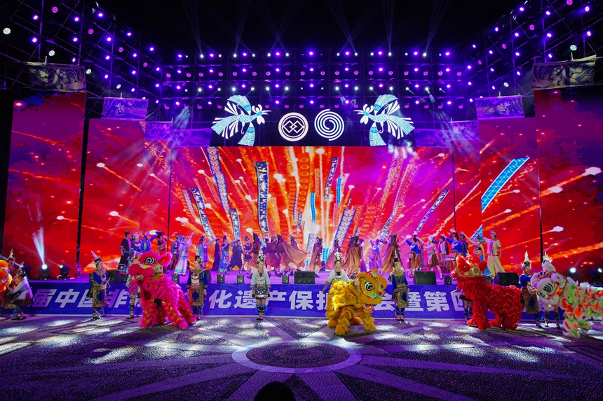 9月16日，在貴州省丹寨縣萬(wàn)達(dá)小鎮(zhèn)，演員在開(kāi)幕式文藝晚會(huì)中表演。