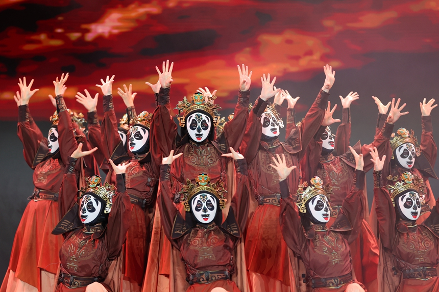 9月16日，在貴州省丹寨縣萬達小鎮，演員在開幕式文藝晚會中表演川劇變臉。