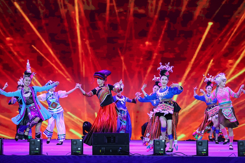 9月16日，在貴州省丹寨縣萬達小鎮(zhèn)，演員在開幕式文藝晚會中表演舞蹈。