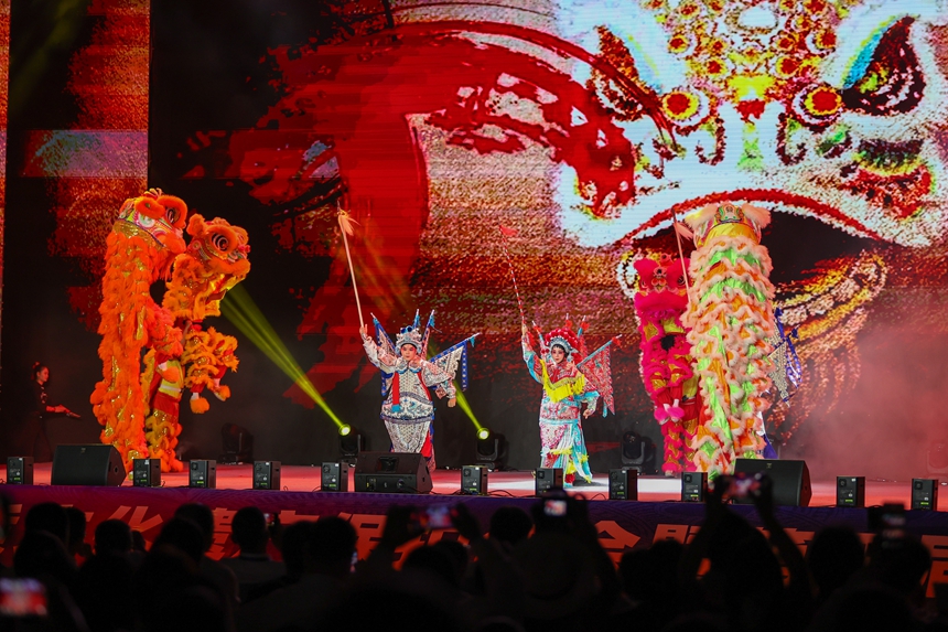 9月16日，在貴州省丹寨縣萬達小鎮，演員在開幕式文藝晚會中表演醒獅、粵劇。