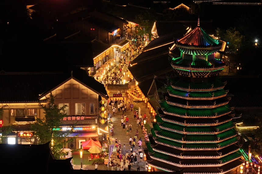 9月16日，在貴州省丹寨縣萬達小鎮拍攝的第三屆中國非物質文化遺產保護年會暨第四屆丹寨非遺周活動夜景。