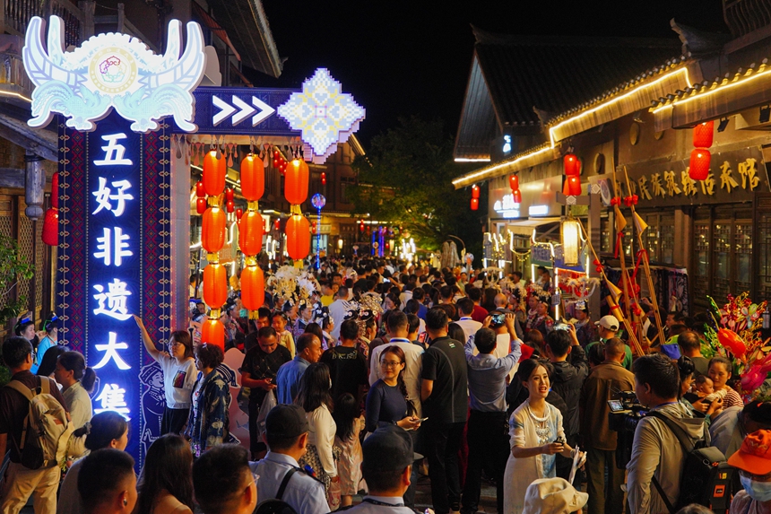 9月16日，人們在貴州省丹寨縣萬達小鎮(zhèn)逛“五好非遺大集”。