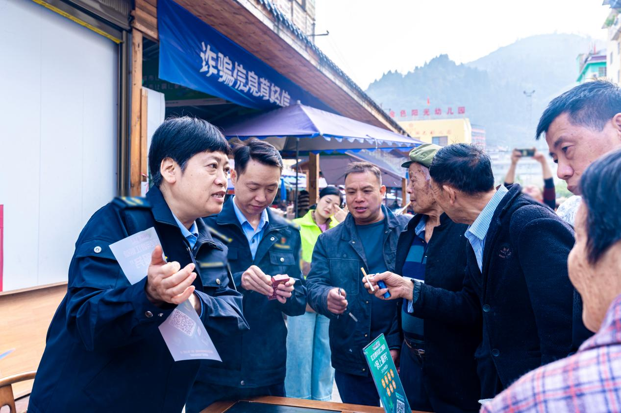 碧江區局執法人員在兩板橋社區開展普法活動。