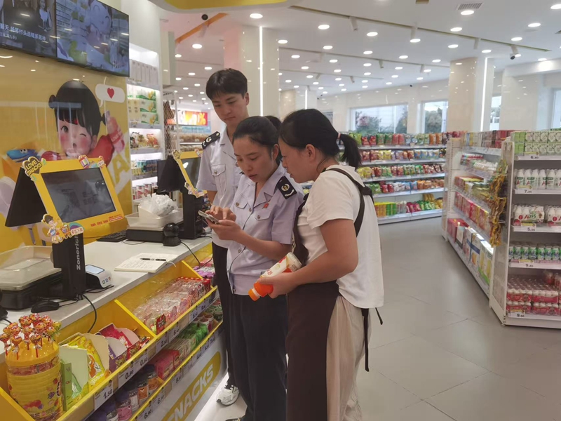 稅務(wù)干部走訪個(gè)體工商戶(hù)。