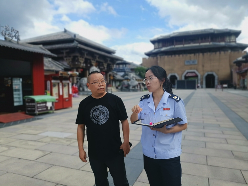 稅務(wù)工作人員到秦漢影視城了解活動開展情況。