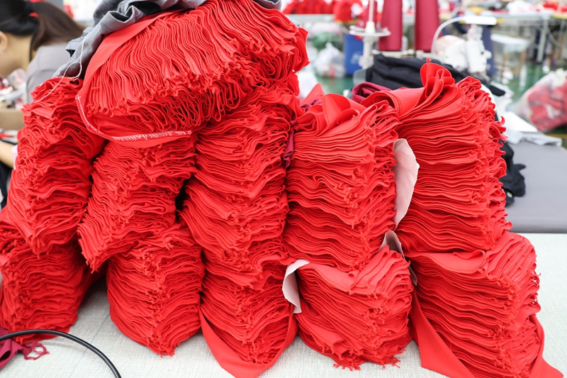 趕制不停歇!貴州獨山這個服裝廠產銷兩旺。