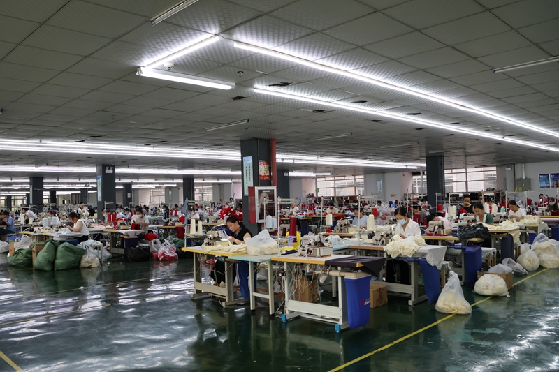 趕制不停歇!貴州獨山這個服裝廠產銷兩旺。