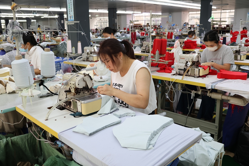 趕制不停歇!貴州獨山這個服裝廠產銷兩旺。