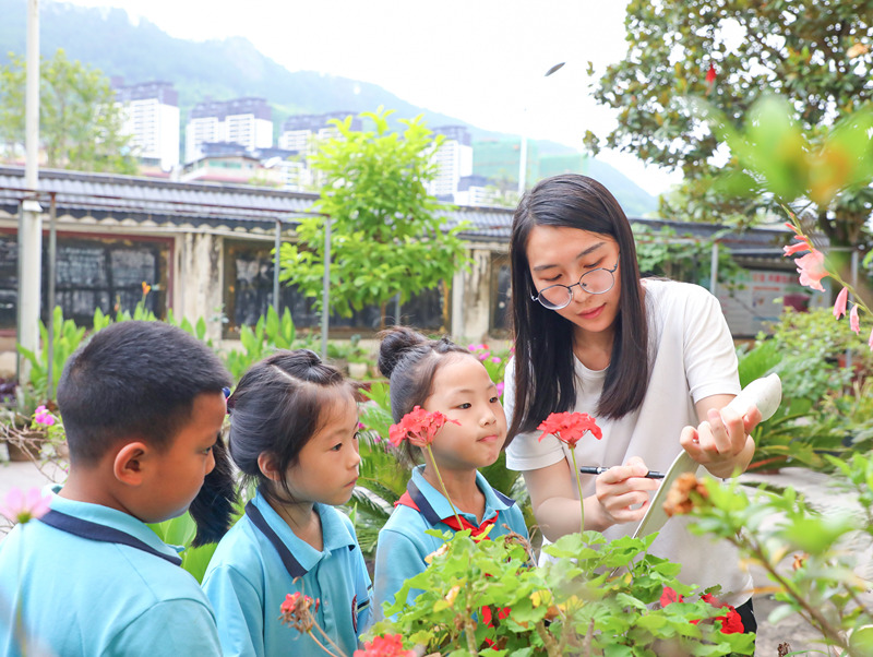 梁敏玲組織學生進行戶外寫生。