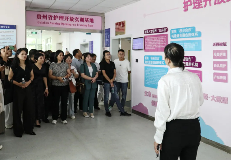 與會人員參觀學校康養實訓基地。