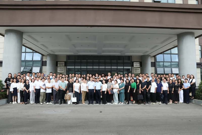 參會人員合影。
