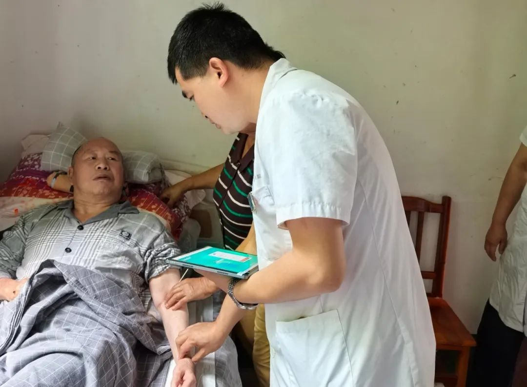 1 移“智”減負讓村醫服務“輕”起來。