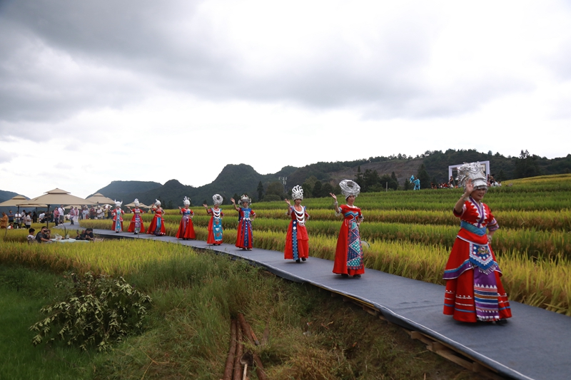 民族服裝走秀現場。