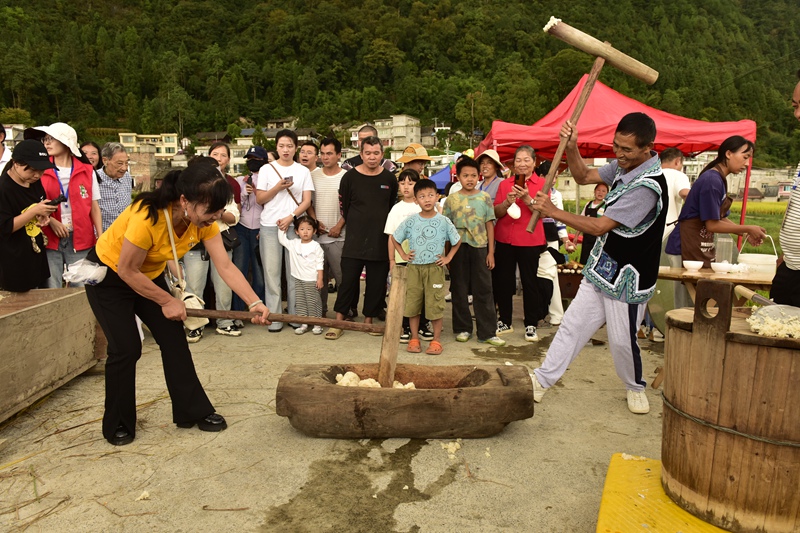 游客體驗打糍粑。