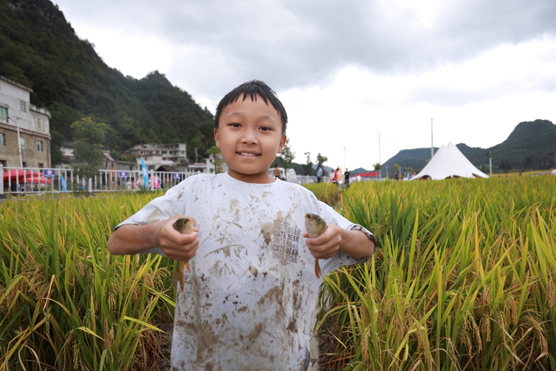 小朋友在展示自己的成果。