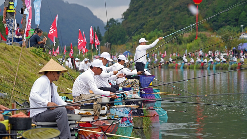 1、垂釣愛好者“村釣”競(jìng)技 。