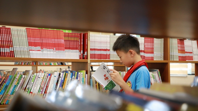 學生正在閱讀 。