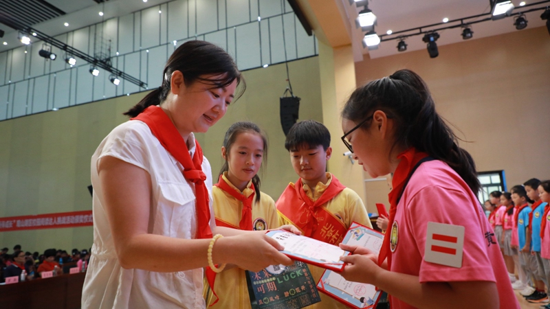 3、各相關單位負責人為完成閱讀打卡的同學們頒發榮譽證書。