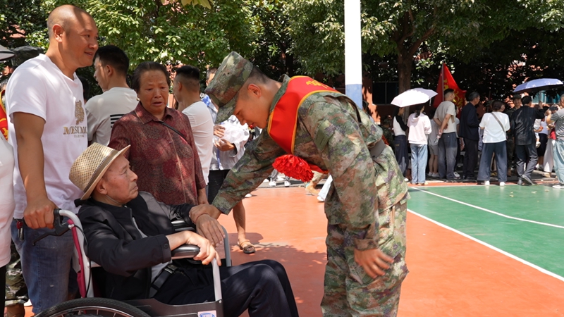 入伍新兵和家屬告別。楊樂然攝