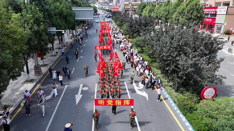 巡游隊伍出發 謝永奇 攝