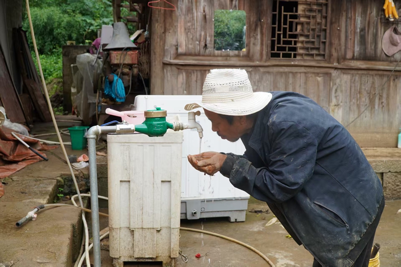 擰開(kāi)水龍頭,清水汩汩來(lái)。