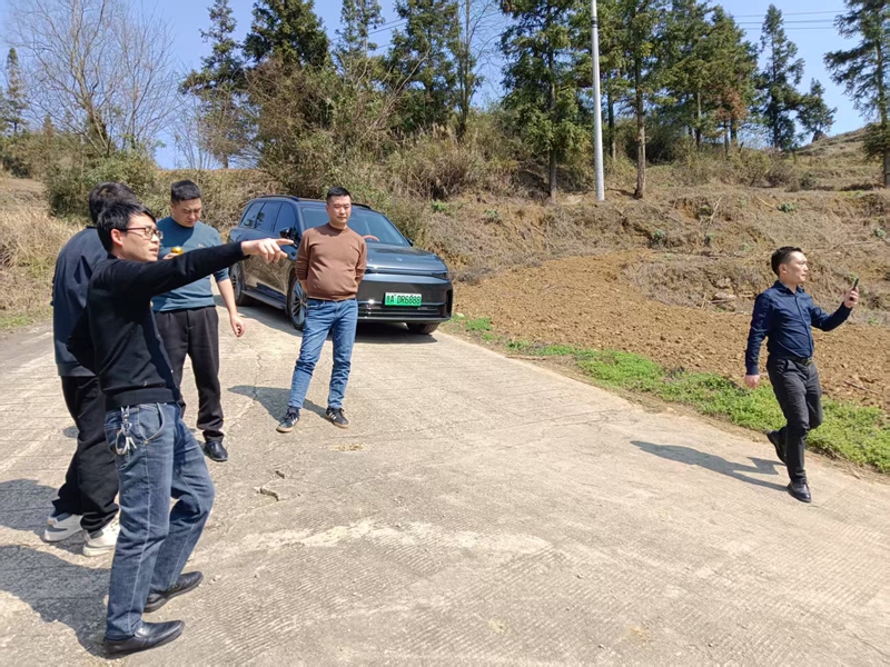 建設(shè)初期民宗局實(shí)地考察。