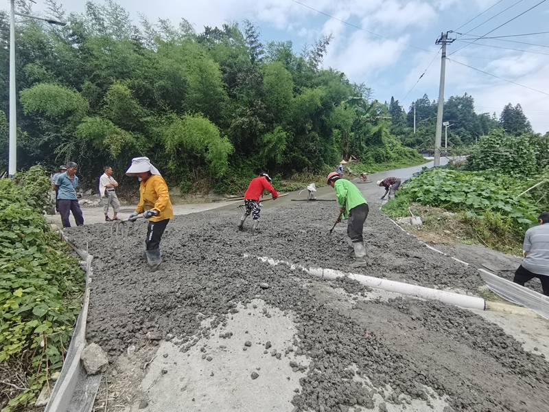 建設中期群眾參與修建道路。