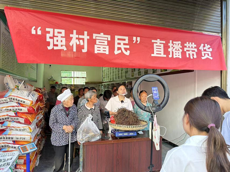 “愛(ài)蓮嬢嬢”抖音號(hào)直播助農(nóng)現(xiàn)場(chǎng)。