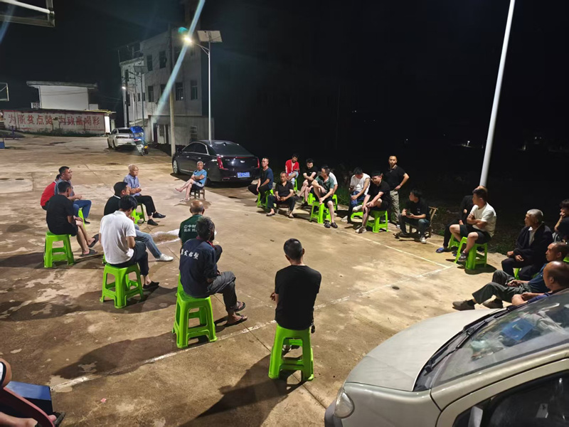 大龍村院壩會議現場。