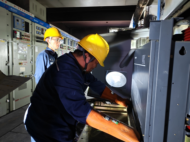 圖為:南方電網(wǎng)興義供電局變電管理所工作人員對(duì)雷雨天氣變電站受損開關(guān)柜進(jìn)行更換搶修 (2)