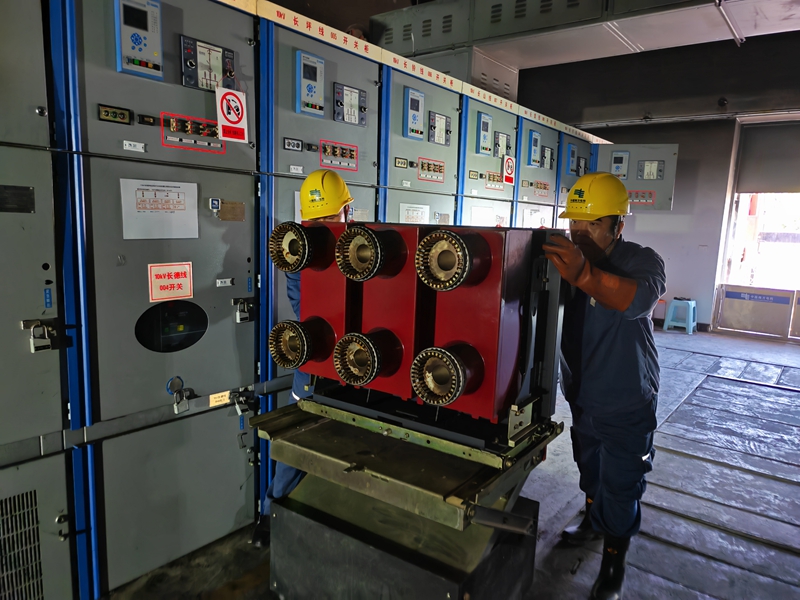 圖為:南方電網(wǎng)興義供電局變電管理所工作人員對(duì)雷雨天氣變電站受損開關(guān)柜進(jìn)行更換搶修