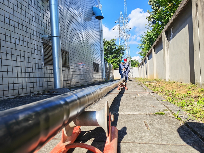 圖為:南方電網(wǎng)興義興仁供電局工作人員對(duì)變電站受損故障電纜進(jìn)行更換 (2)