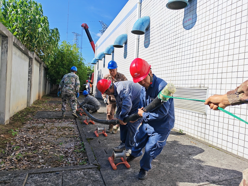 圖為:南方電網(wǎng)興義興仁供電局工作人員對(duì)變電站受損故障電纜進(jìn)行更換