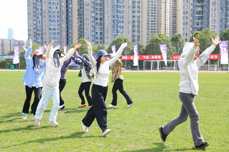 舞蹈演員認真排練。