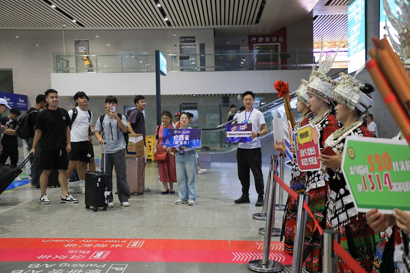 廣西北海公仔飯店隊球員剛走出出站口,便被眼前的歡迎場景所吸引。