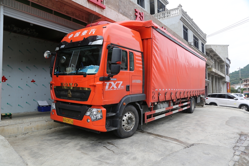 等待發走的冷鏈車。