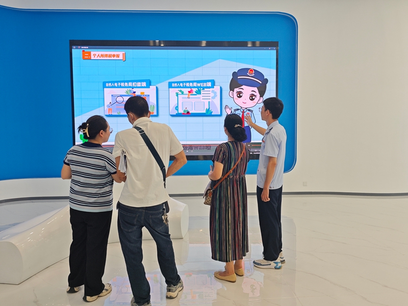 個(gè)體經(jīng)營(yíng)者正在觀看電子稅務(wù)局操作視頻(王寧 攝)