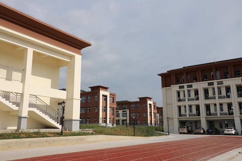 茶園鎮(zhèn)初級中學新校園一隅 金莎  攝 (2)